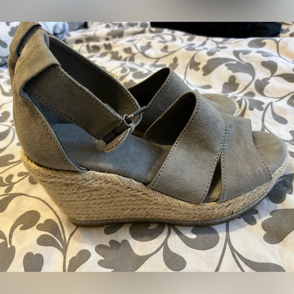 🟥 Grey faux suede wedge sandals US7